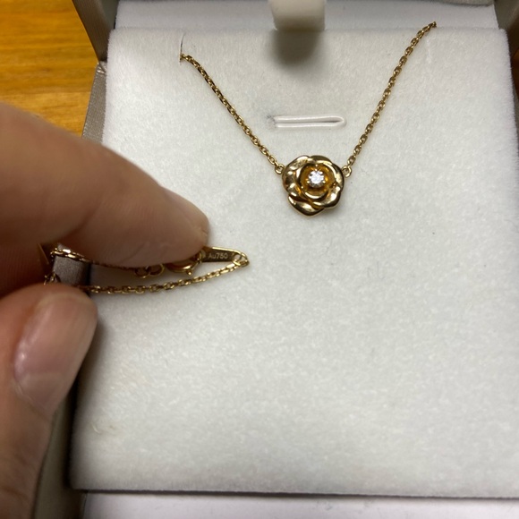 Solid 18k yellow gold rose flower necklace with a diamond - Picture 3 of 3